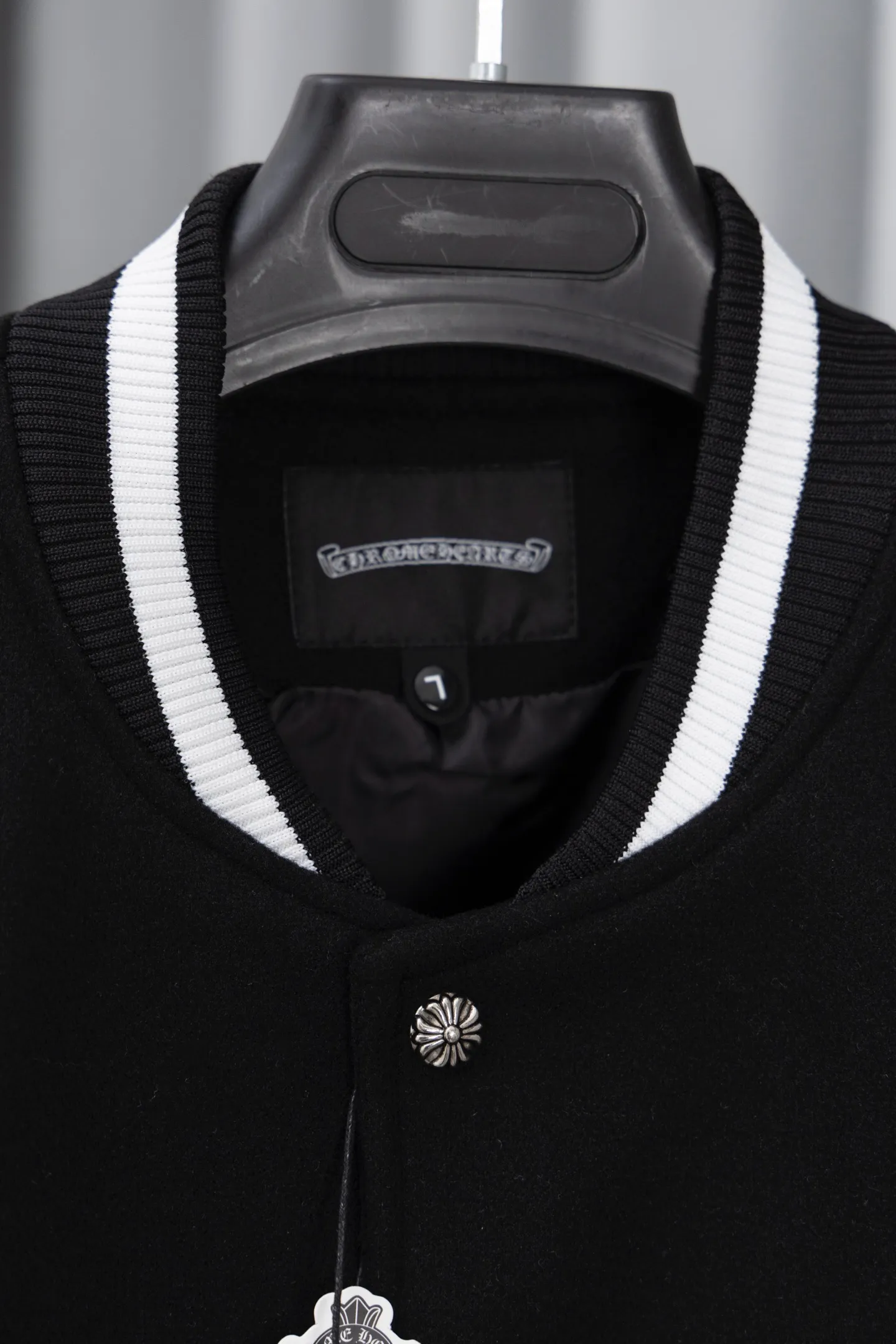 P370 Model No.: S015 Chromehearts/Cro Hearts Cross Embroidered Letters Leather Sleeves Spliced ​​Baseball Jacket Channel Boutique The most popular baseball jacket among fashionable men and fashionable women. There are versions at all levels in the market (you must compare the details). The most powerful quality control has been producing and researching baseball uniforms for 7 years. The details are exquisite. With it, you are the most beautiful boy in the world. The paint-coated full-face four-button buckle (button with LOGO), the average weight of the fabric is nearly 900 grams, and it is made of wool + eyeliner blended, custom-woven and dyed wool with high color fastness. The lining is made of silky and delicate cupro fiber! The texture is thick, the color is more uniform and beautiful, and the sharp edges and corners are full of three-dimensionality, showing laziness, casualness, and youthful vitality! Color: Black Navy Size: S-XL